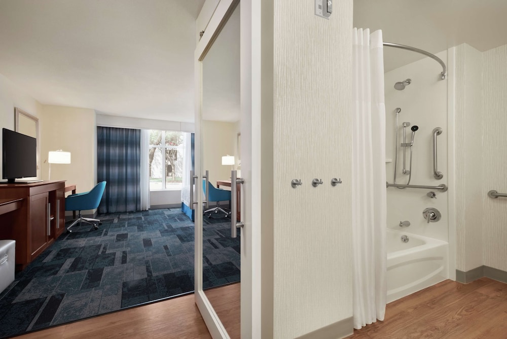 Hampton Inn & Suites by Hilton Rosemont Chicago O'Hare - Tap to explore photos