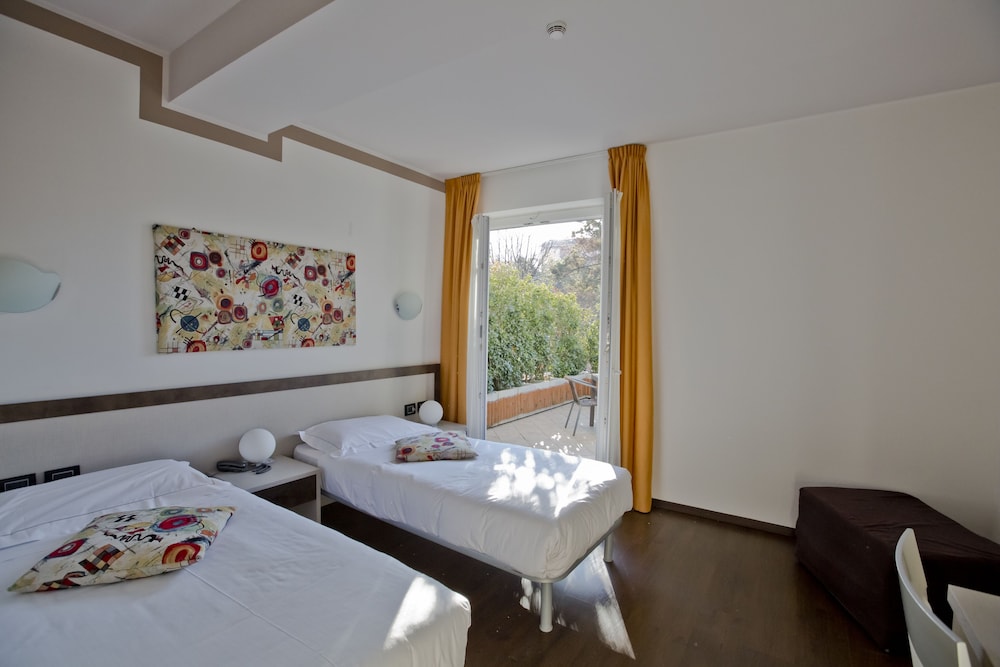 Hotel Lago di Como - Tap to explore photos