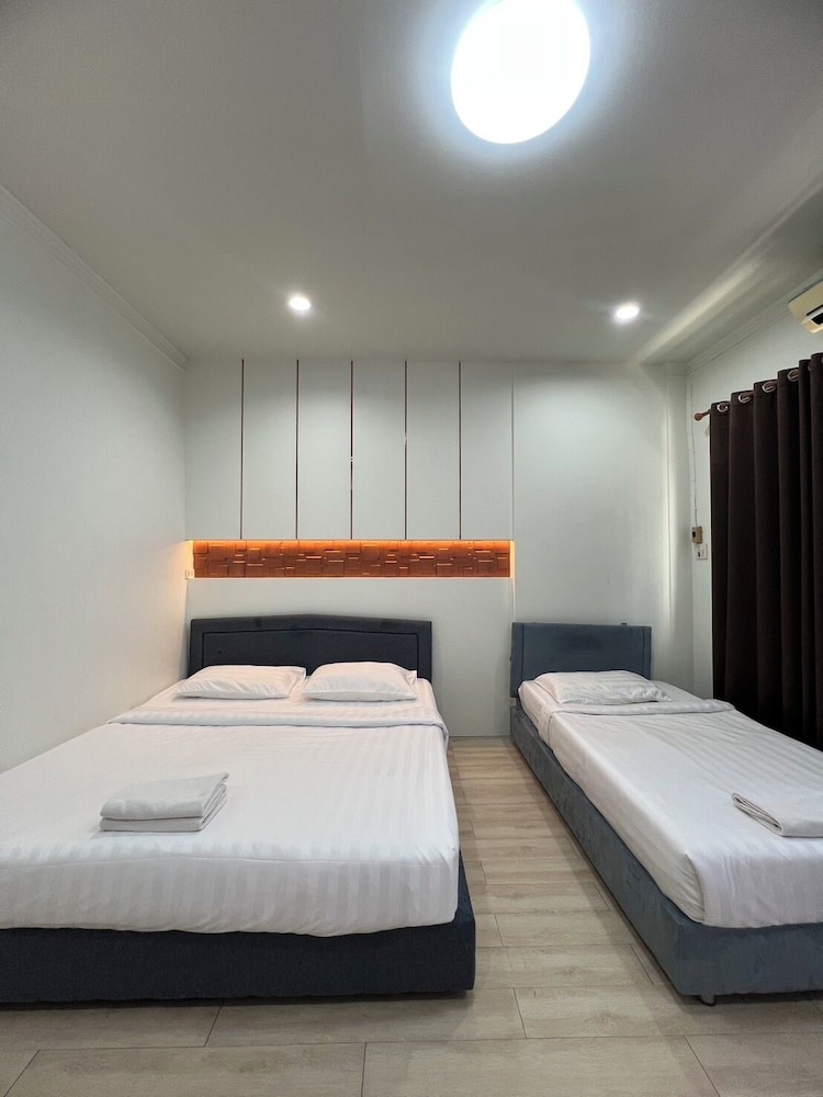 Sandee Room - Tap to explore photos