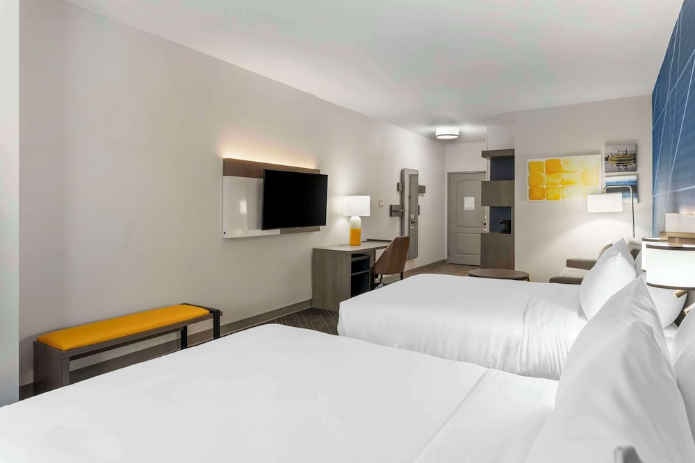 Comfort Suites Elgin Northwest - Tap to explore photos