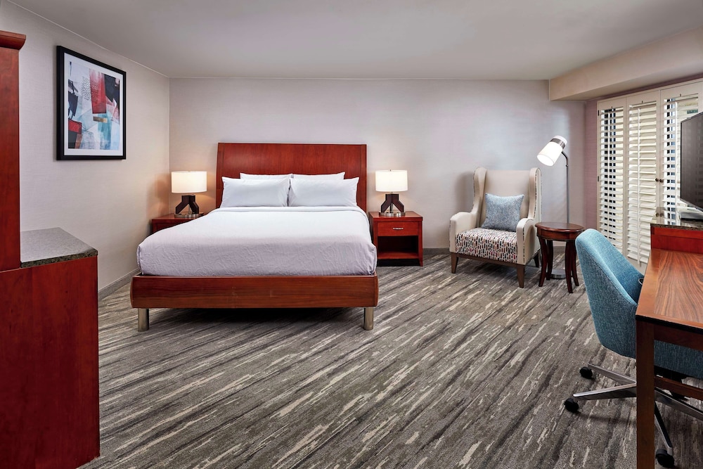 Hilton Garden Inn Valencia Six Flags - Tap to explore photos