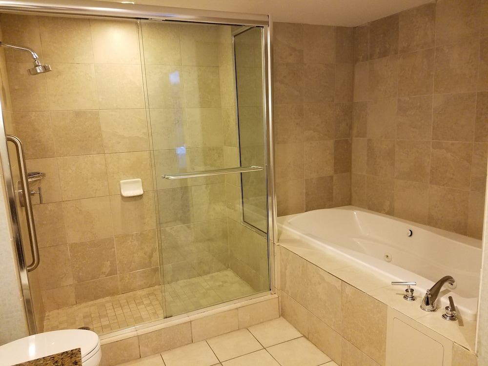 DoubleTree Resort by Hilton Hollywood Beach - Tap to explore photos
