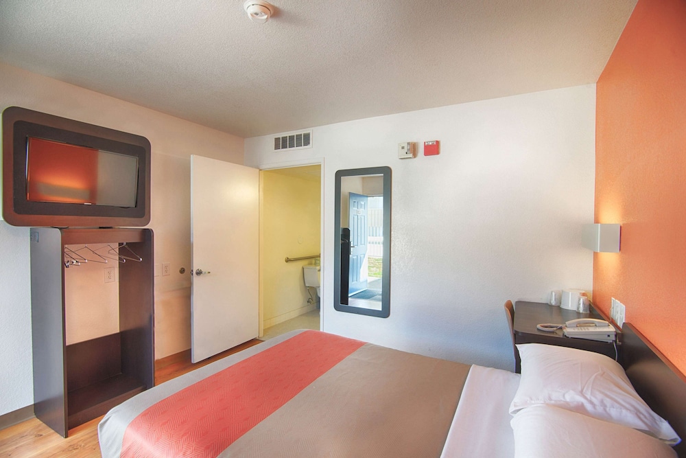 Motel 6 Mammoth Lakes, CA - Tap to explore photos