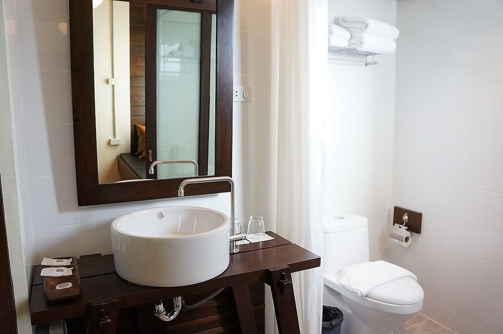 Kampaeng Ngam Hotel - Tap to explore photos