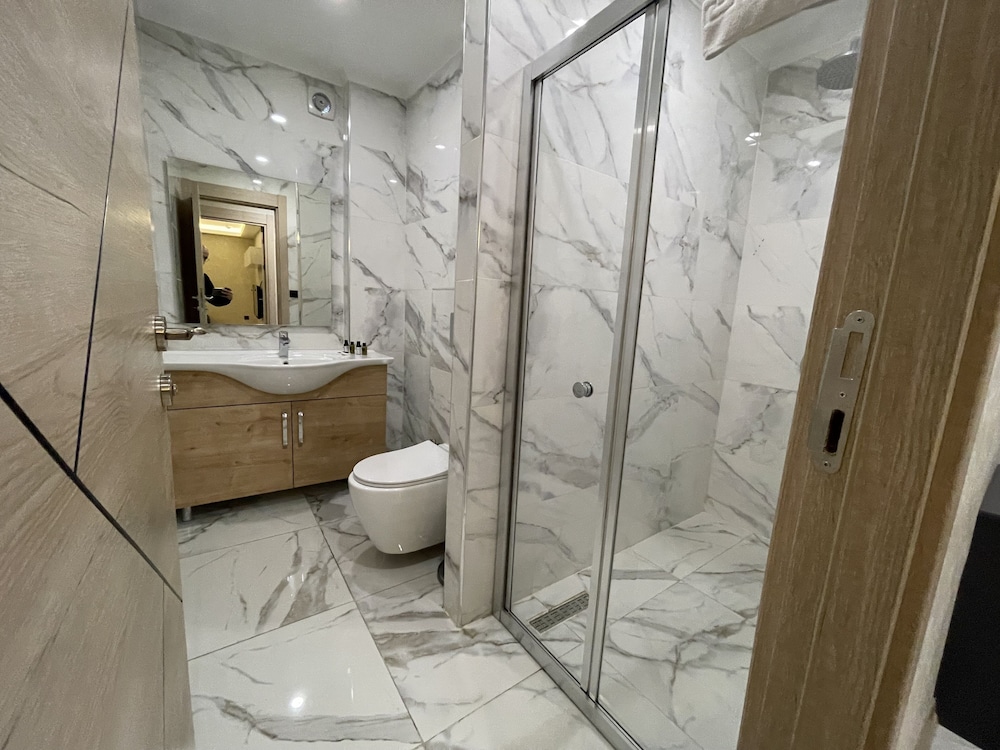 Le Luxe suites hotel & SPA - Tap to explore photos
